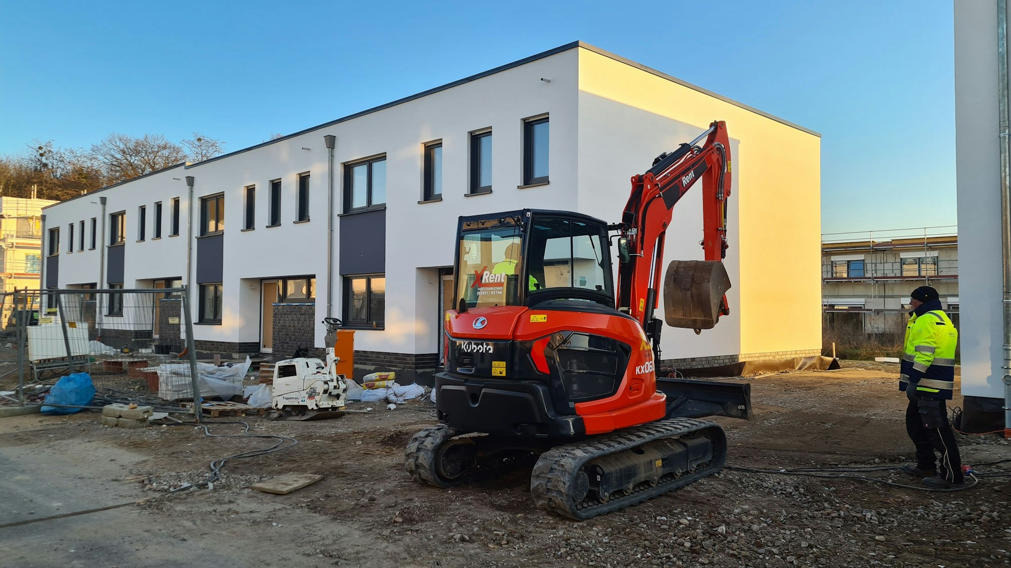 Das Foto zeigt die Baustelle in der Ressourcenschutzsiedlung. Die Stadt Bedburg verlost dort und im Baugebiet Sonnenfeld weitere Grundstücke.