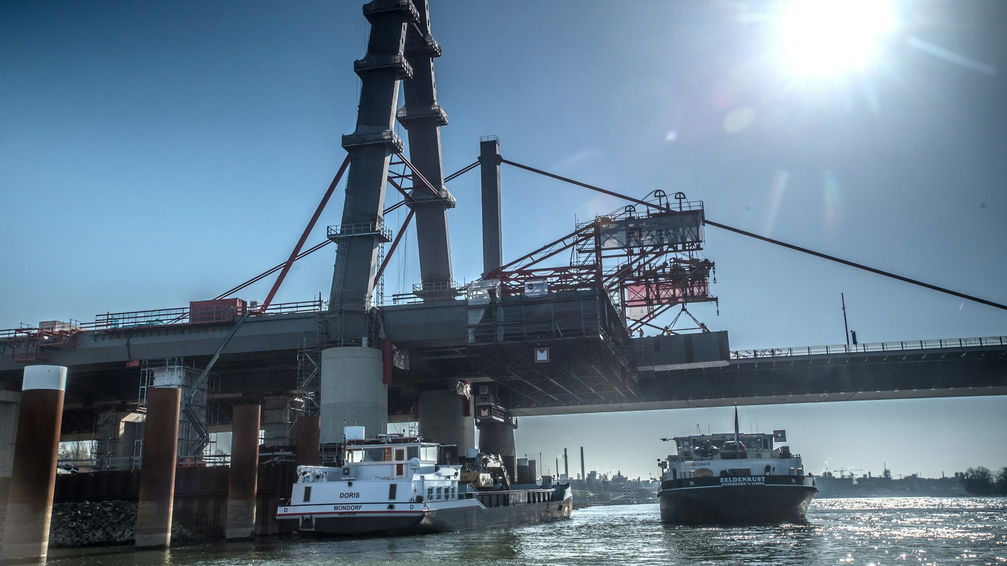 Freivorbau der Strombrücke: Stahlteile des Hohlkastens kommen mit dem Schiff und werden festgeschweißt. Foto: Ralf Krieger