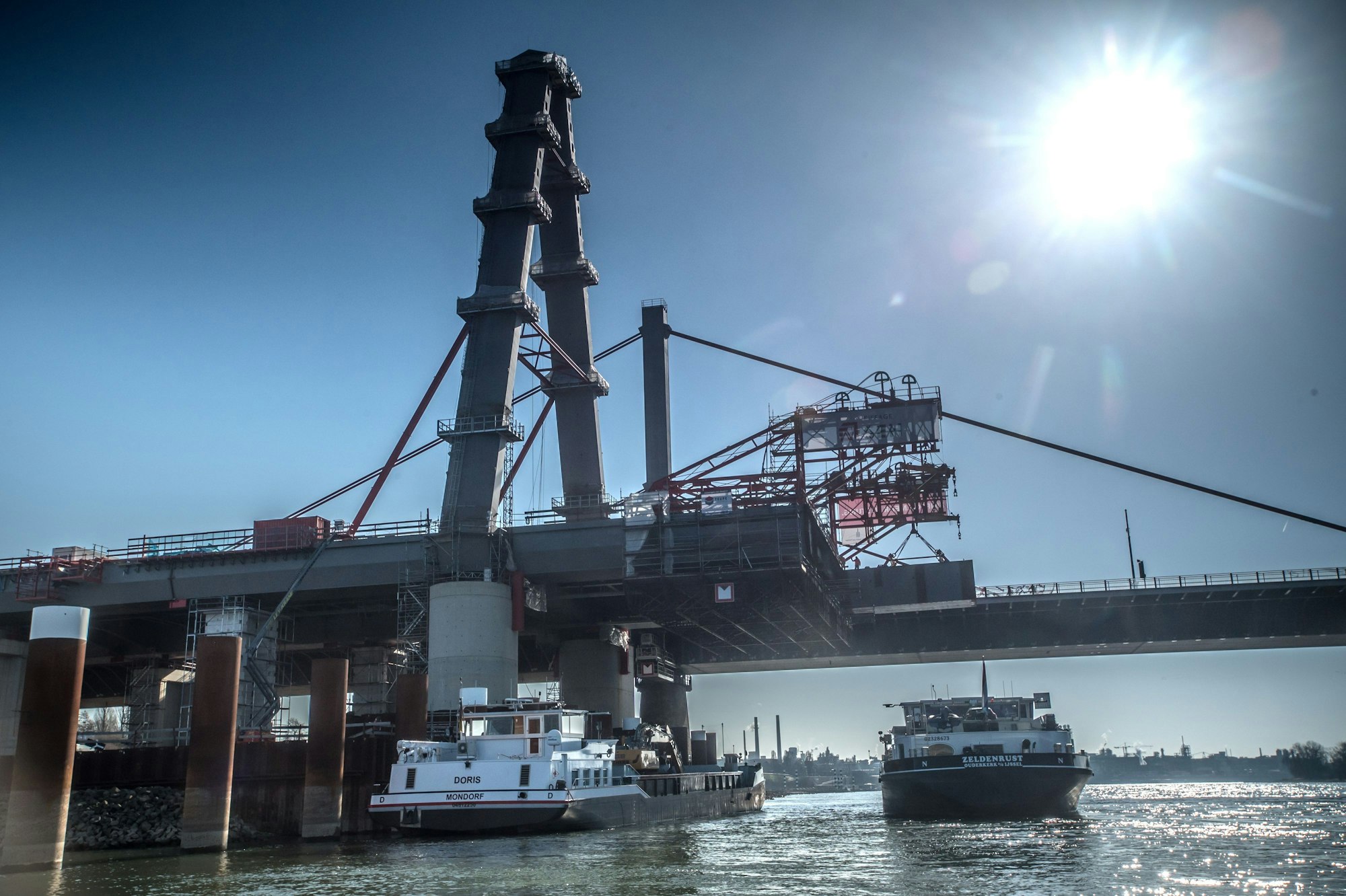 Freivorbau der Strombrücke: Stahlteile des Hohlkastens kommen mit dem Schiff und werden festgeschweißt. Foto: Ralf Krieger