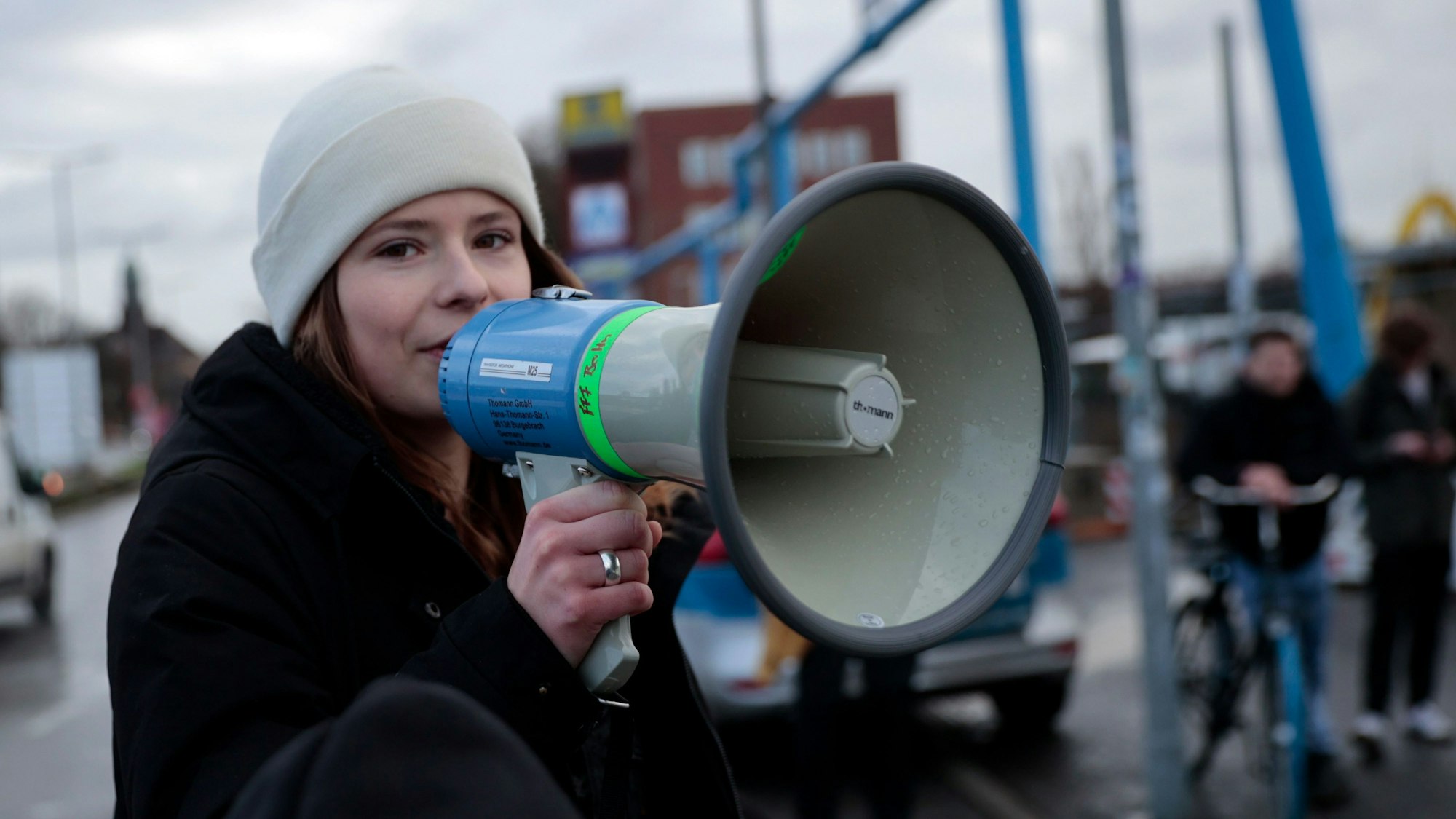 Luisa Neubauer, Aktivistin von Fridays for Future Berlin, spricht bei einer Demonstration auf der Hatun-Sürücü-Brücke Anfang Februar gegen den Ausbau der Autobahn A100.