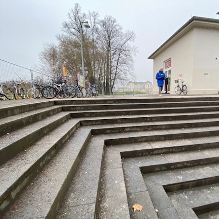 Treppe vor dem Brühler Bahnhof