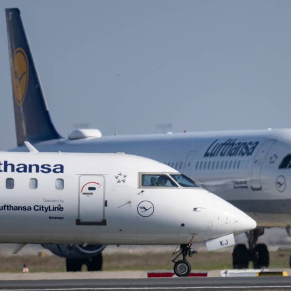Eine Passagiermaschine der Lufthansa rollt auf dem Flughafen Frankfurt zu ihrer Startposition. Die Lufthansa stellt am 03.03. ihre Geschäftszahlen für das Jahr 2022 vor. Foto: Boris Roessler/dpa +++ dpa-Bildfunk +++