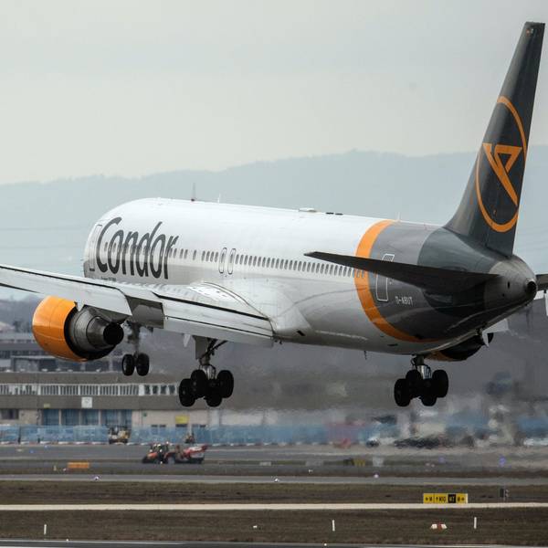 Ein Passagierflugzeug des Ferienfliegers Condor landet.