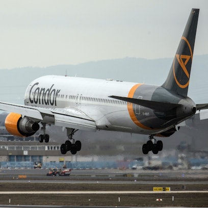 Ein Passagierflugzeug des Ferienfliegers Condor landet.