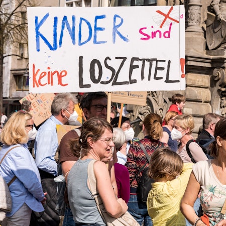 Eltern demonstrieren auf dem Alter Markt.
