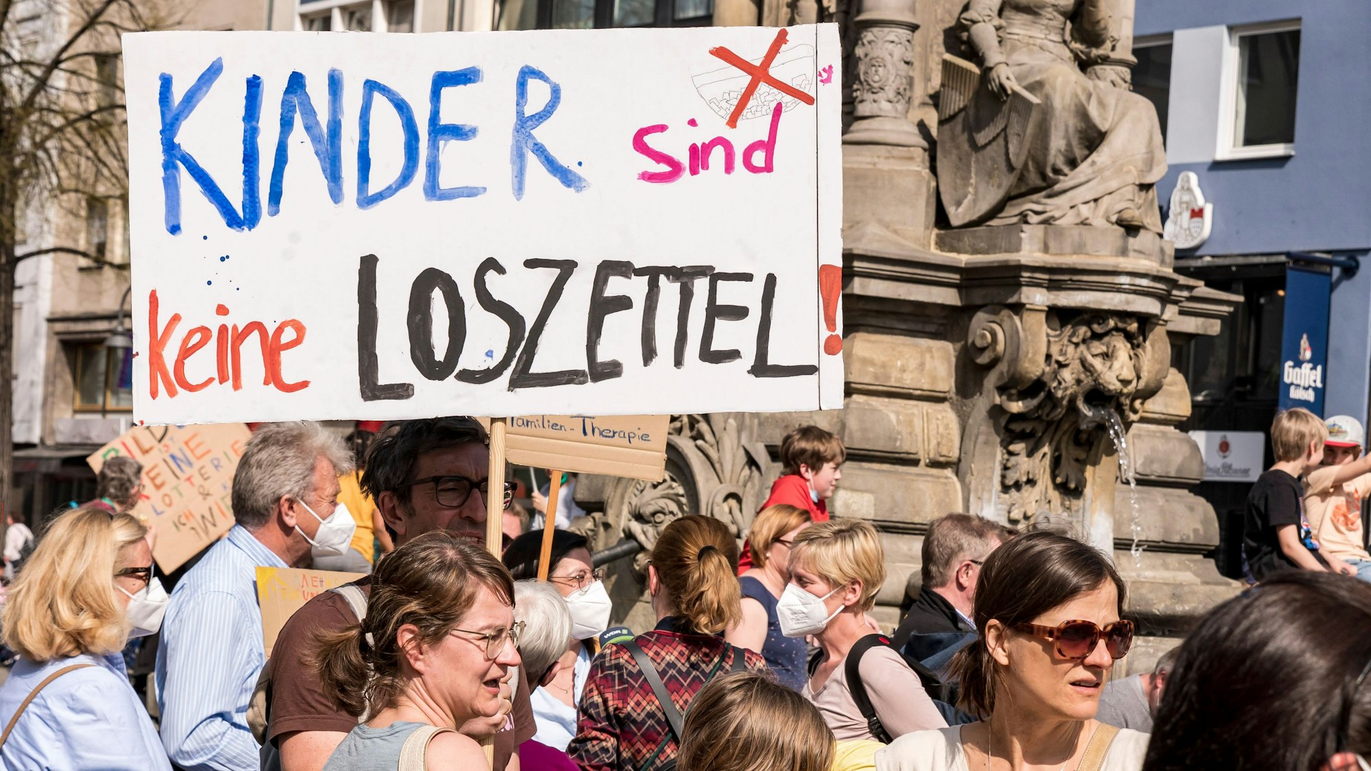 Eltern demonstrieren auf dem Alter Markt.