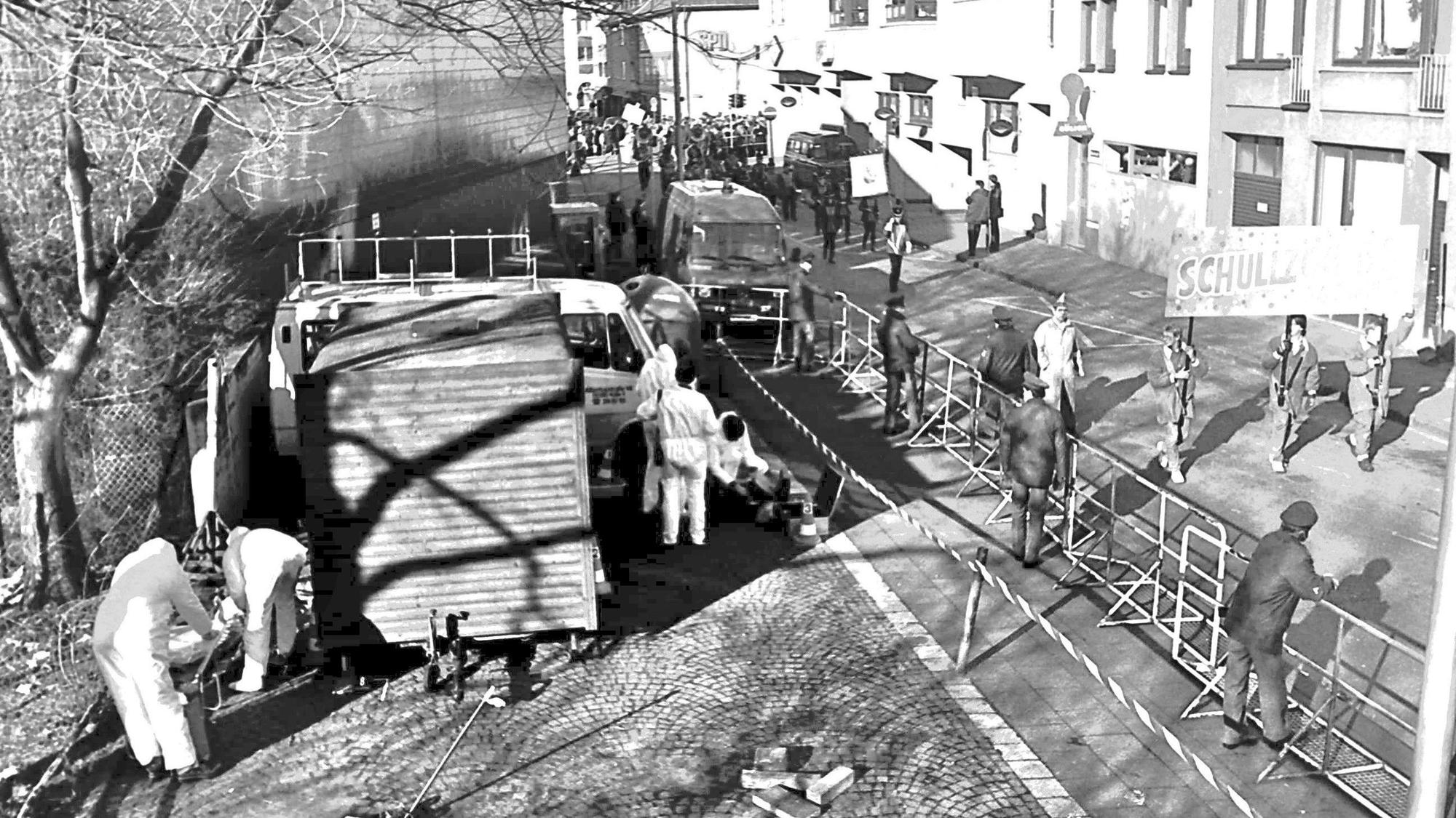 Spurensicherung nach dem Mord an Petra Nohl 1988 am Rande der Schull- und Veedelszöch.