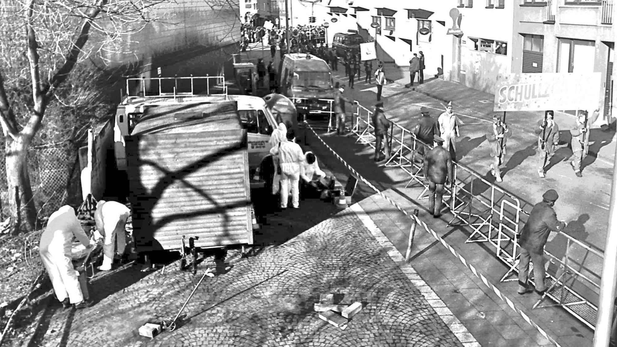 Ermittler der Spurensicherung im Februar 1988 am Tatort, vorbei ziehen die Schull- und Veedelszöch.