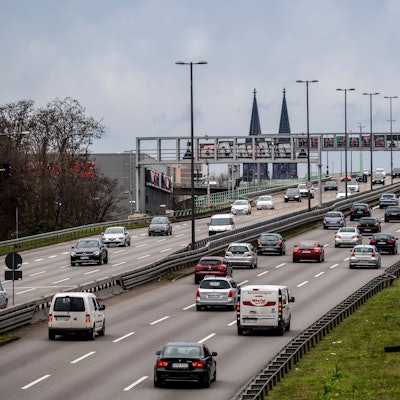 Das Bild zeigt den Zubringer zur Zoobrücke.