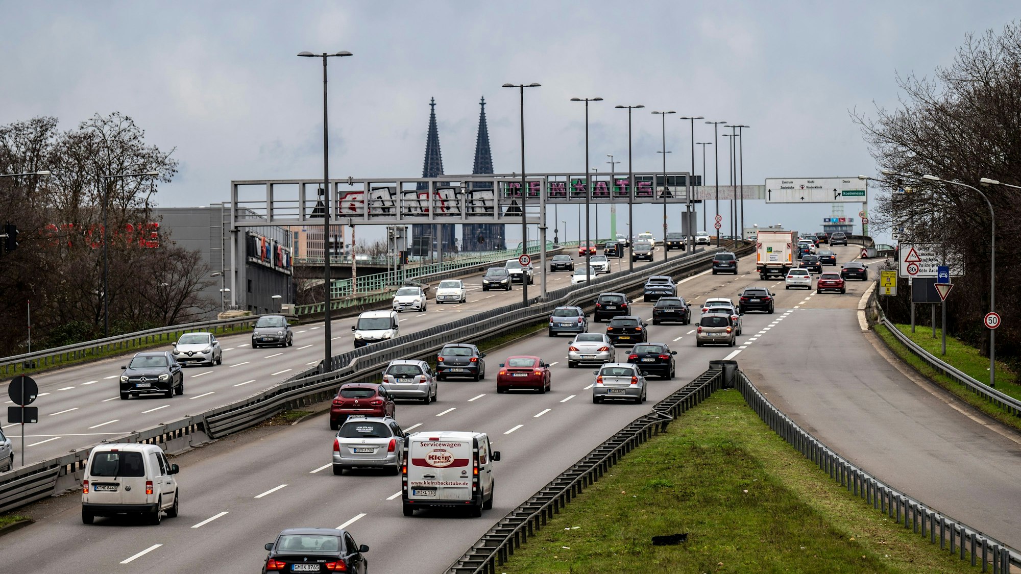 Das Bild zeigt den Zubringer zur Zoobrücke.