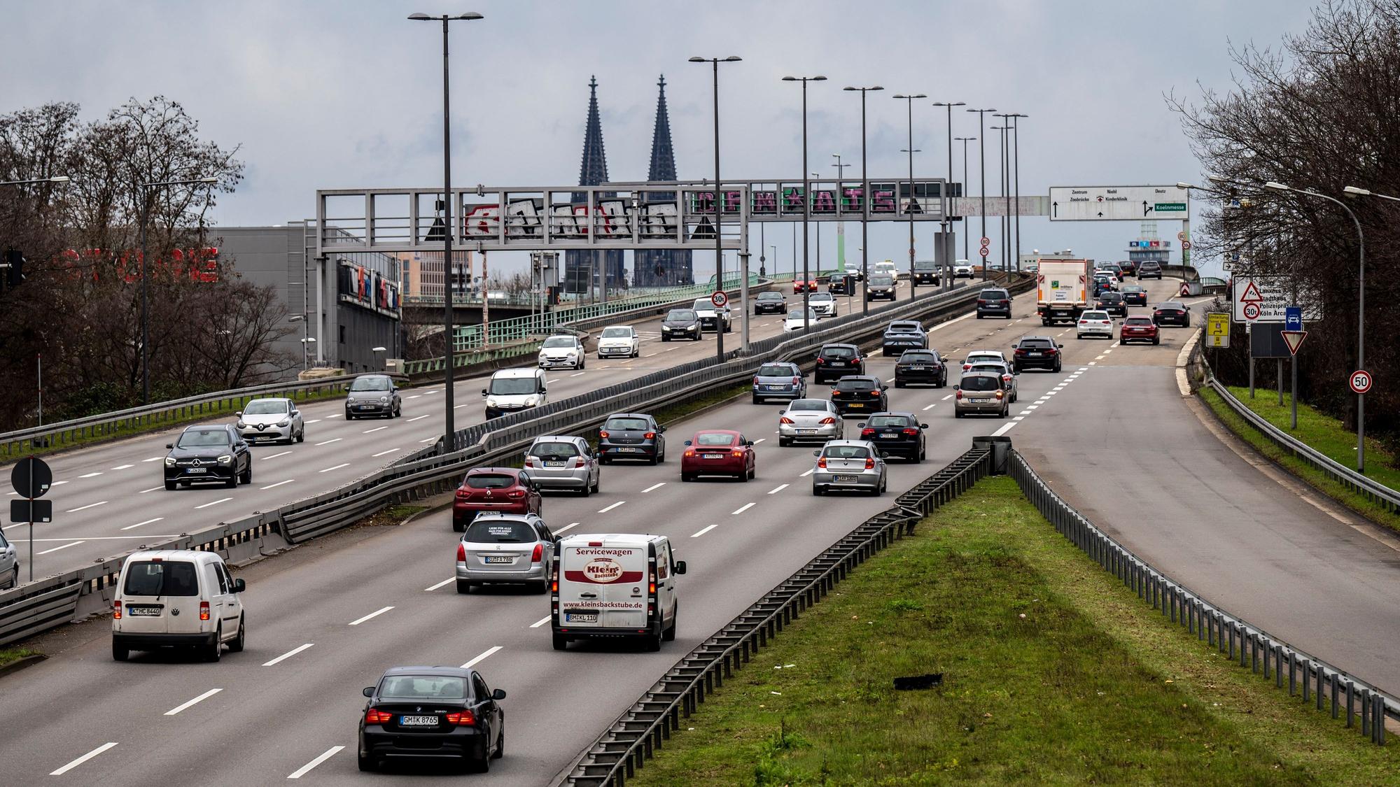 Zubringer zur Zoobrücke mit viel Autoverkehr