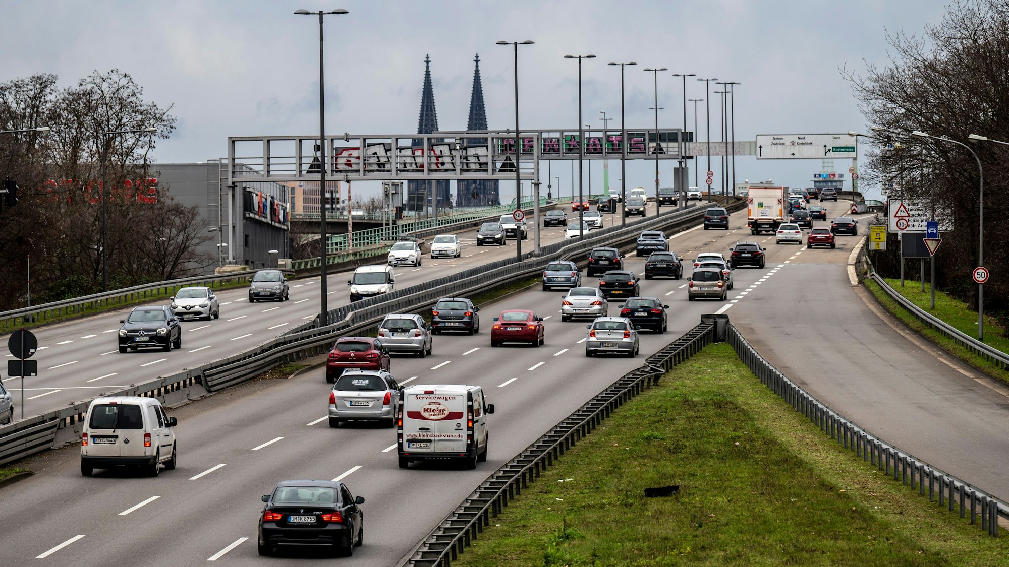 Zubringer zur Zoobrücke mit viel Autoverkehr