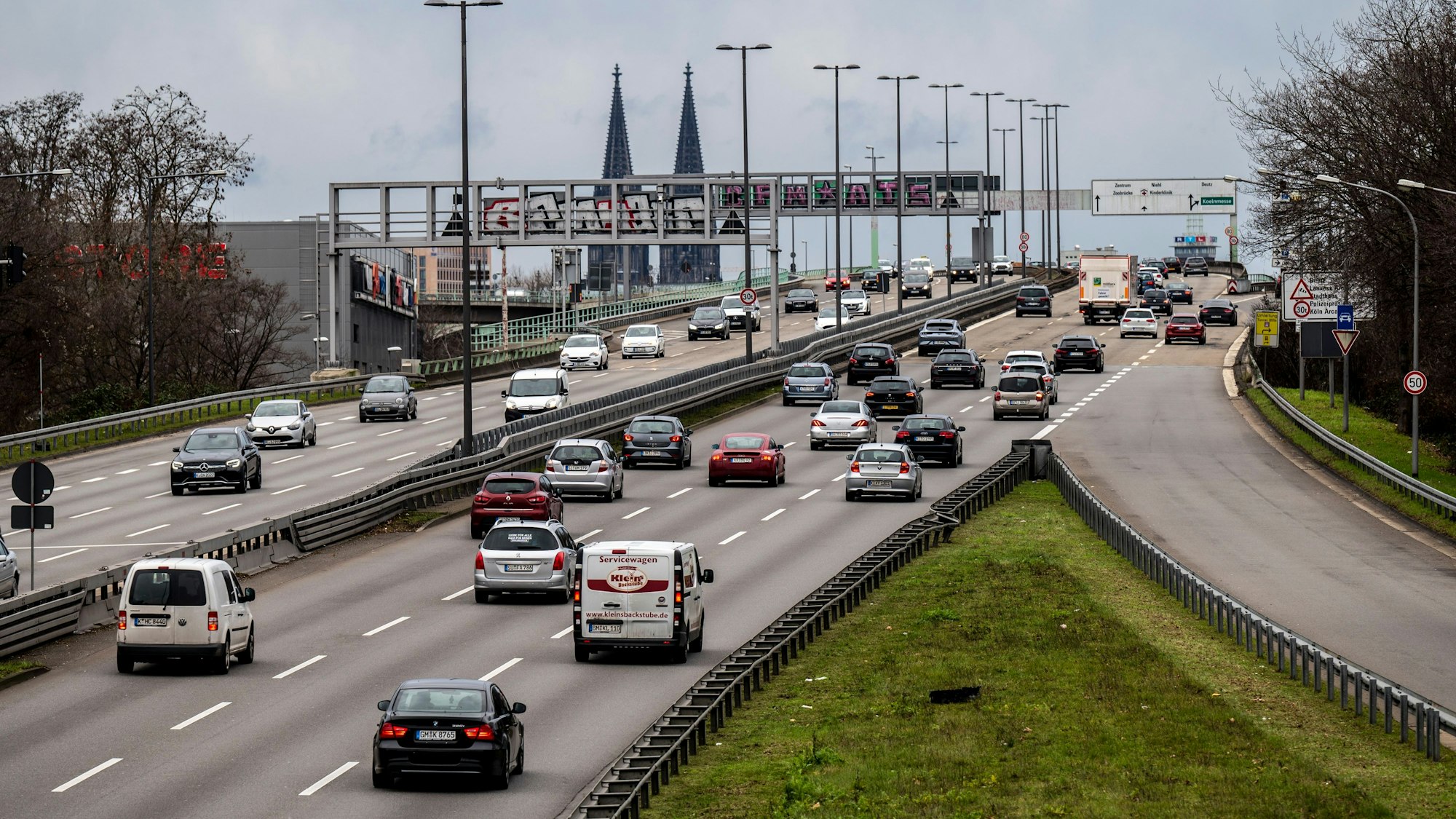 Das Bild zeigt den Zubringer zur Zoobrücke.