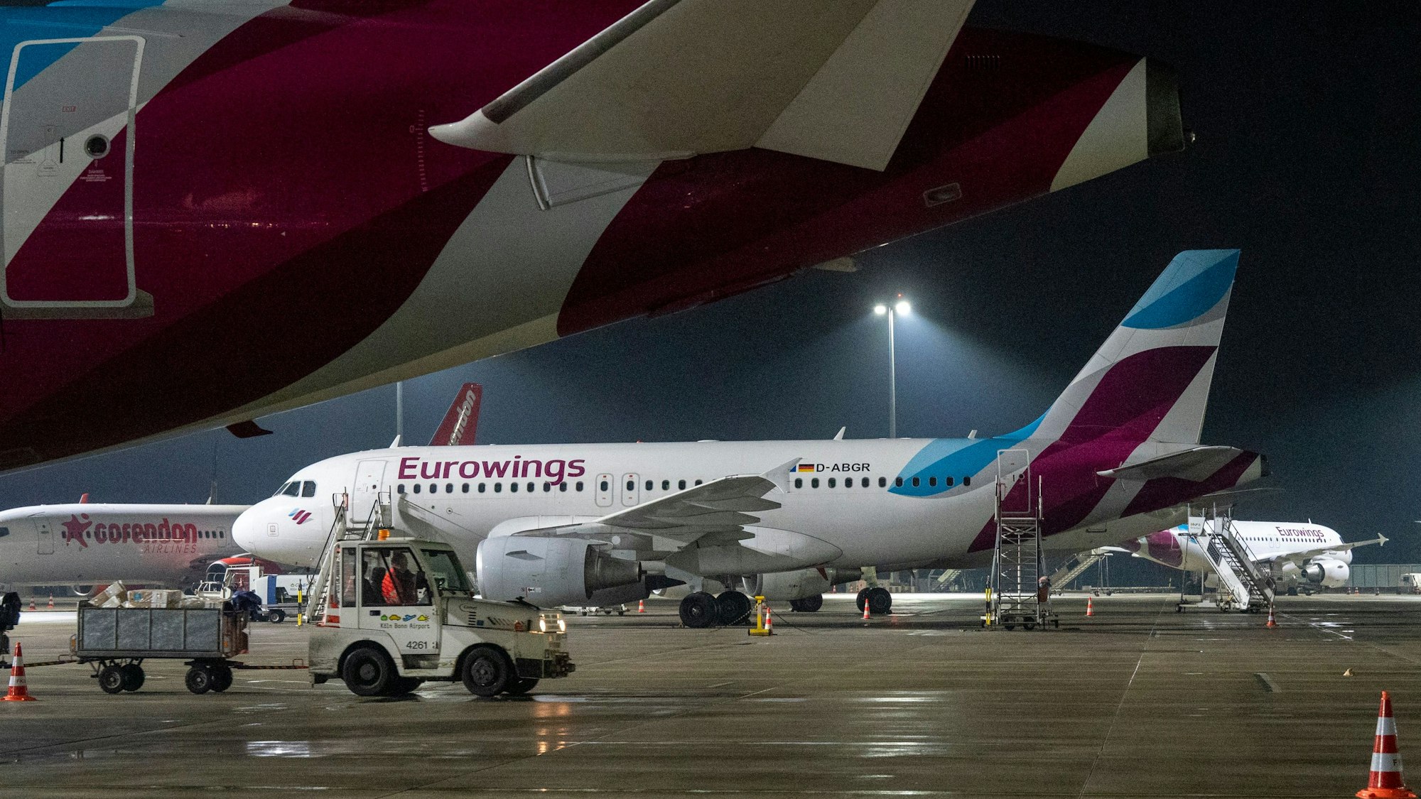 10.02.2023, Köln: Am Flughafen Köln-Bonn darf auch nachts gestartet und gelandet werden.