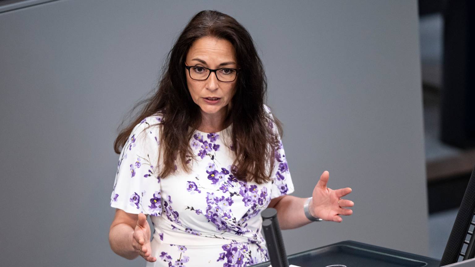 DGB-Chefin Yasmin Fahini (SPD) spricht im deutschen Bundestag.