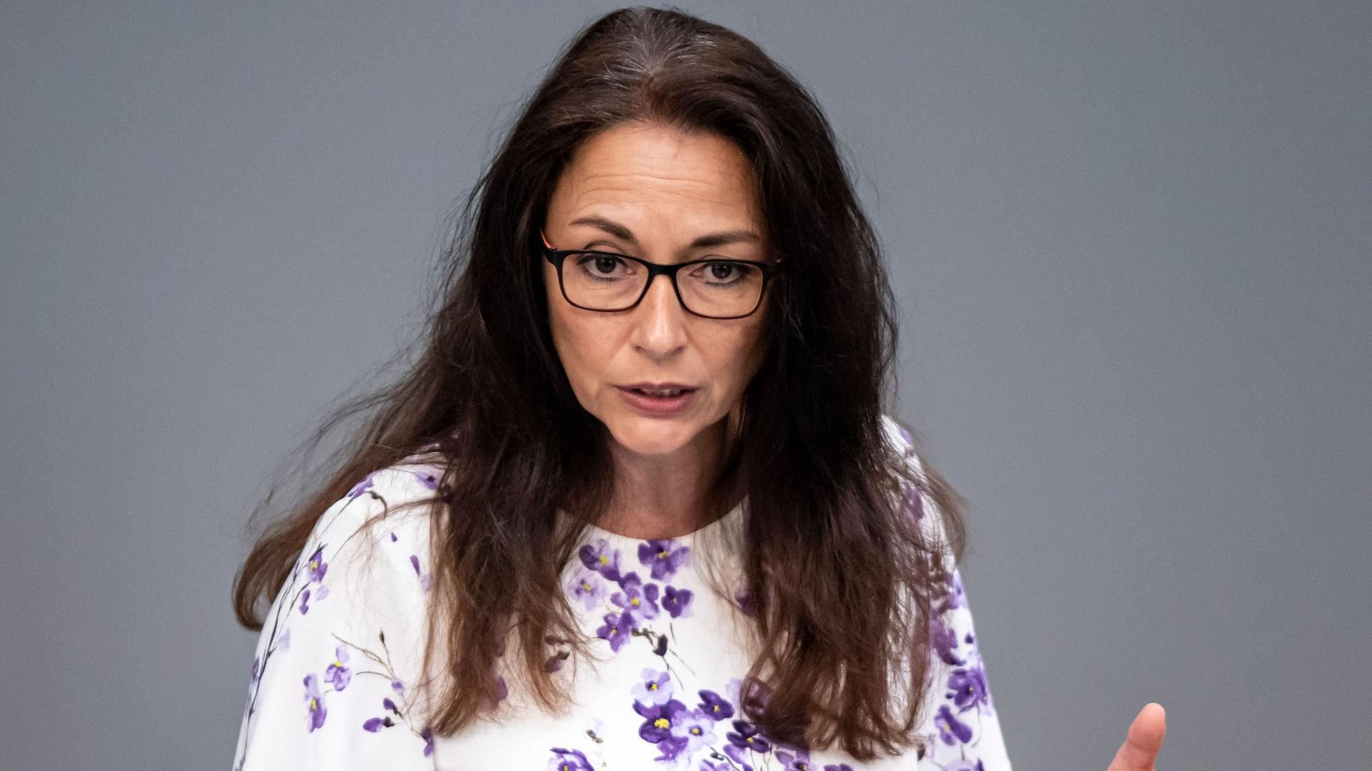 DGB-Chefin Yasmin Fahini (SPD) spricht im deutschen Bundestag.