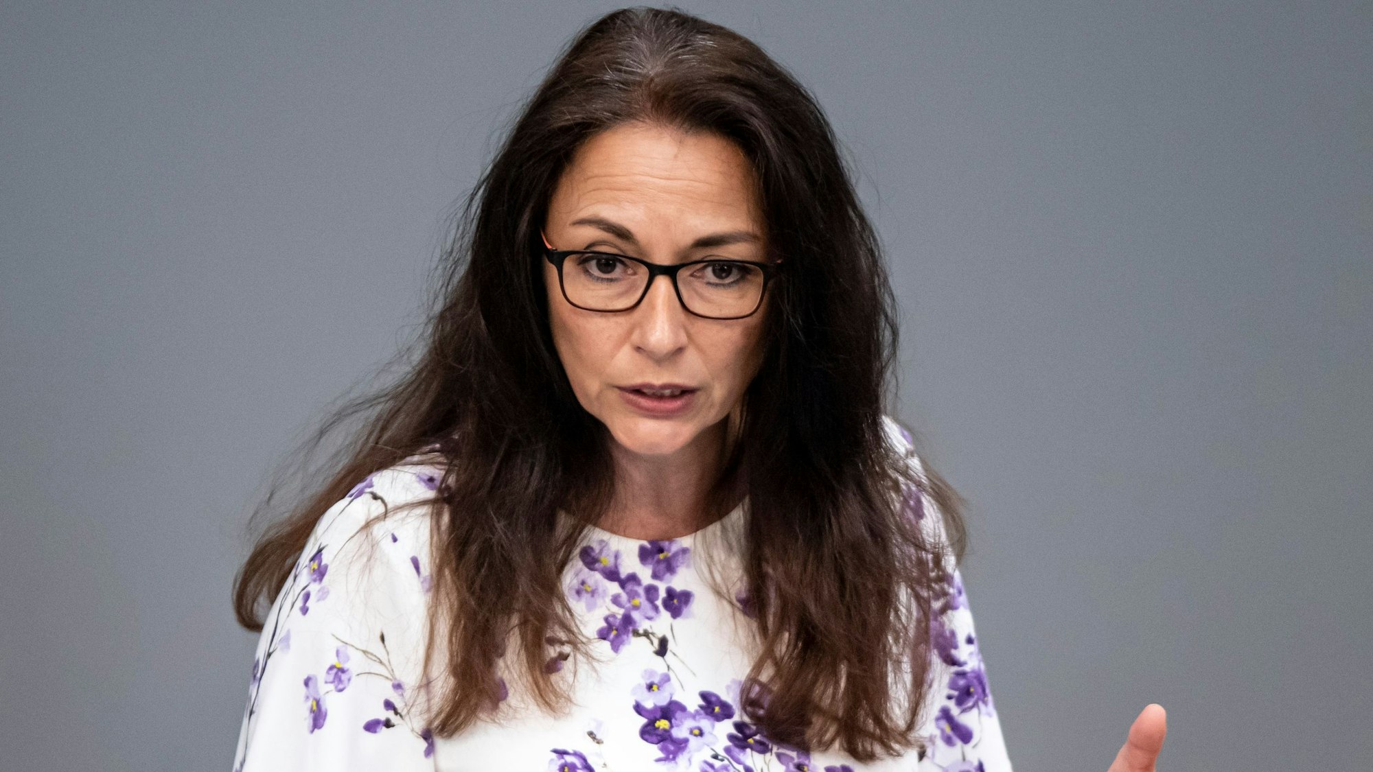 DGB-Chefin Yasmin Fahini (SPD) spricht im deutschen Bundestag.