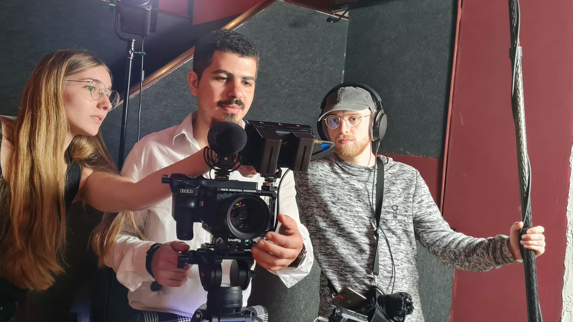 Co-Regisseurin Laura Schulten (v.l.), Regisseur Mohamad Nemer und Tonmann Sven Ostkotte.