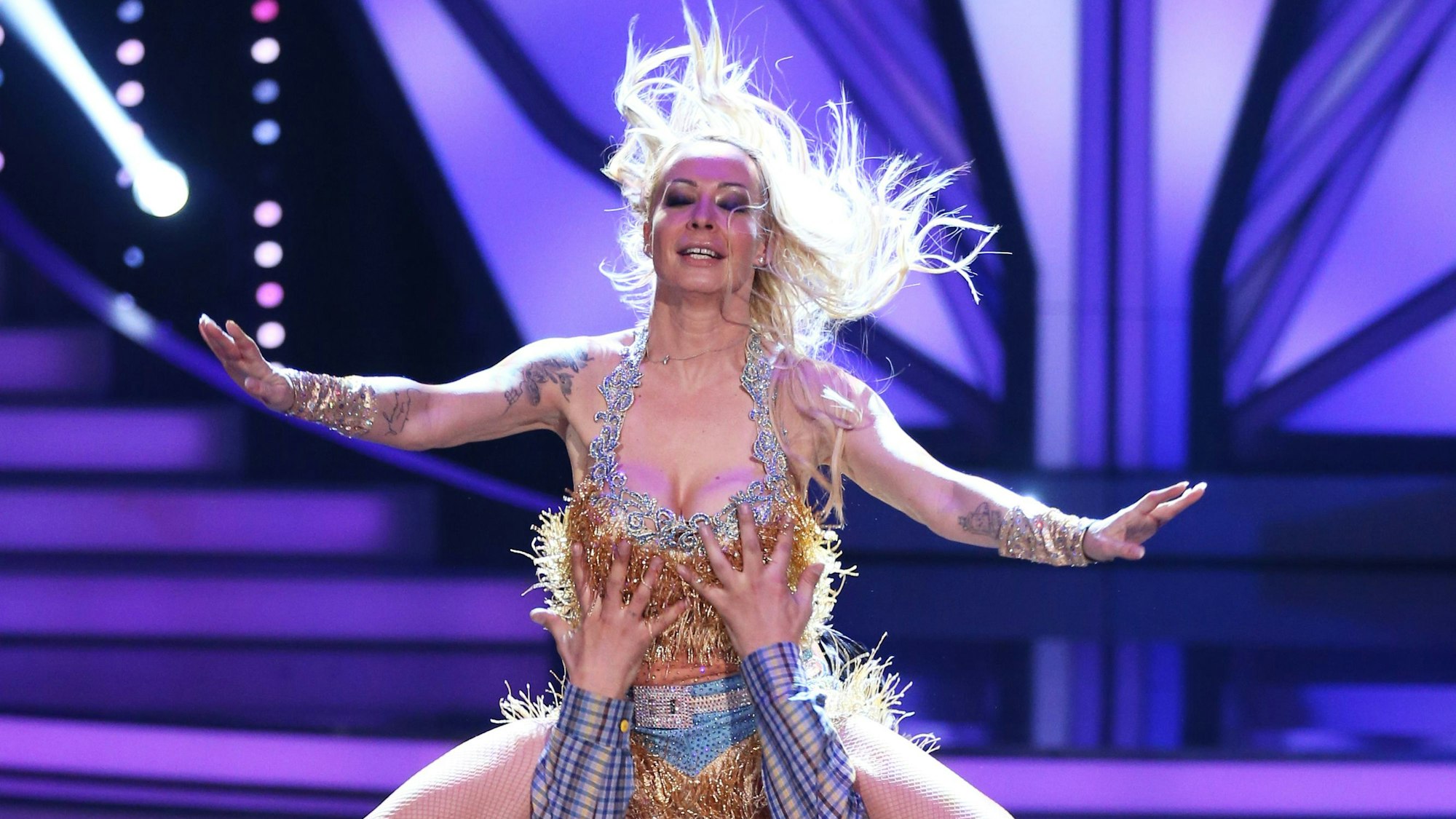 Cora Schumacher und Profitänzer Erich Klann tanzen am 20.03.2015 im Coloneum in Köln (Nordrhein-Westfalen) in der RTL-Tanzshow "Let's Dance". Foto: Rolf Vennenbernd/dpa +++ dpa-Bildfunk +++