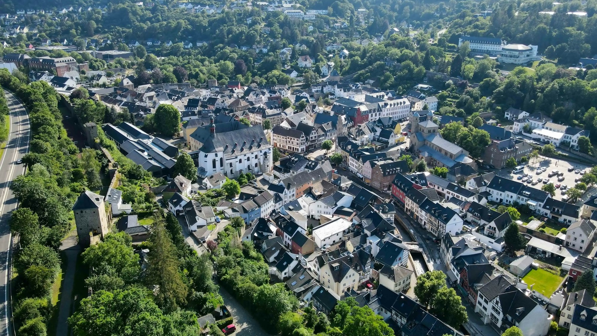 2ß.06.2022 Bad Münstereifel knapp ein Jahr nach der Flutkatastrophe. Die Aufbauarbeiten kann man auch gut aus Luft sehen. Am Bahnhof fehlen die Gleise