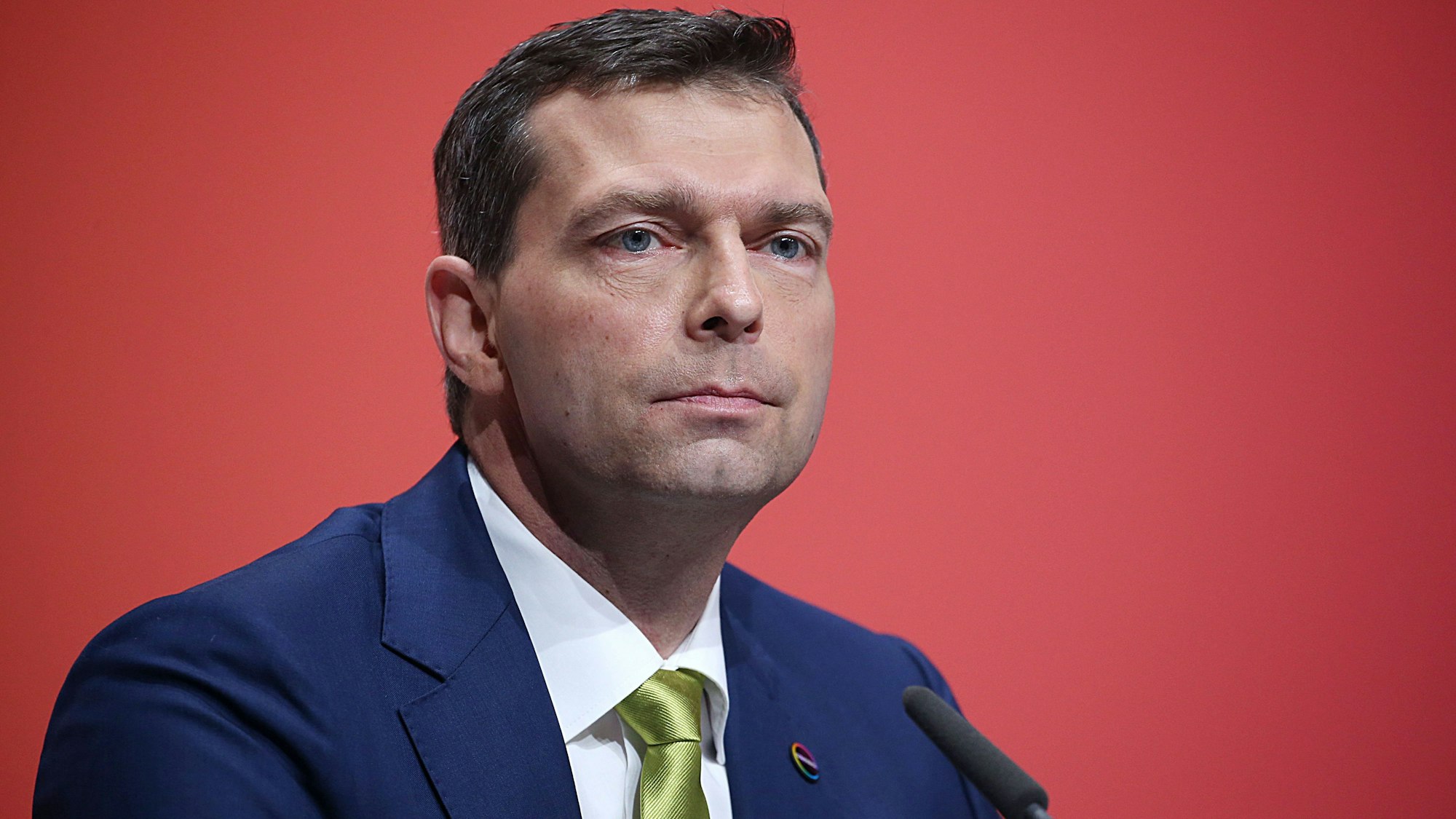 Markus Steilemann, Vorstandsvorsitzender von Covestro, sitzt auf der Hauptversammlung des Kunstoffherstellers auf dem Podium.