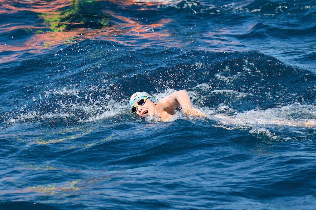 Nathalie Pohl durchschwimmt die Cookstraße.