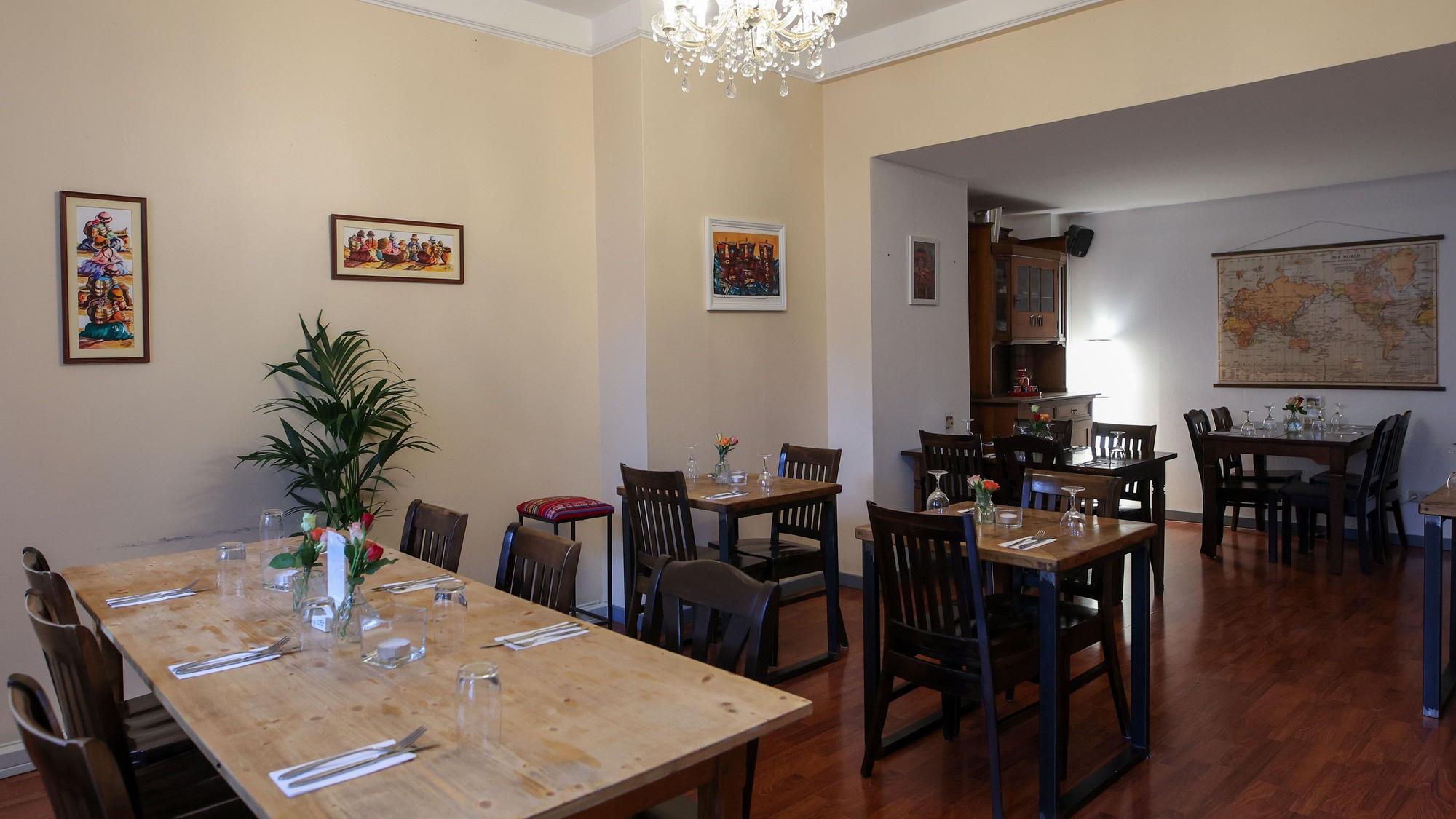 Der hintere der zwei Räume im Restaurant A Comer.