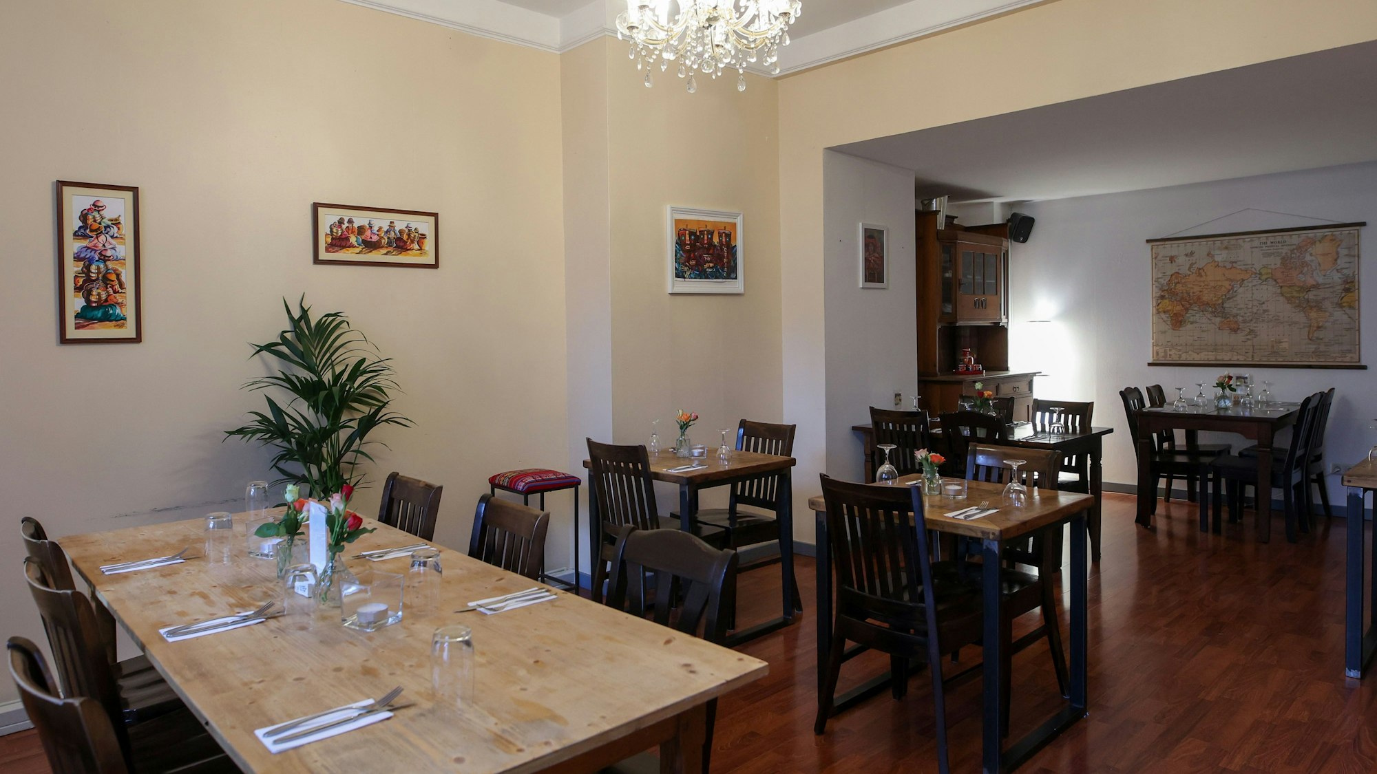 Der hintere der zwei Räume im Restaurant A Comer.