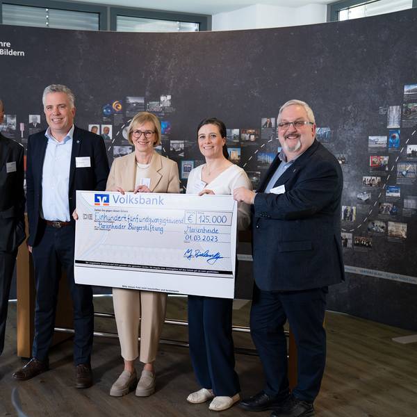 Spender und Empfänger: Jan Rüggeberg, Jörn Bielenberg vom Unternehmen Rüggeberg und Dorothea Volk, Maike Daase und Stefan Meisenberg.