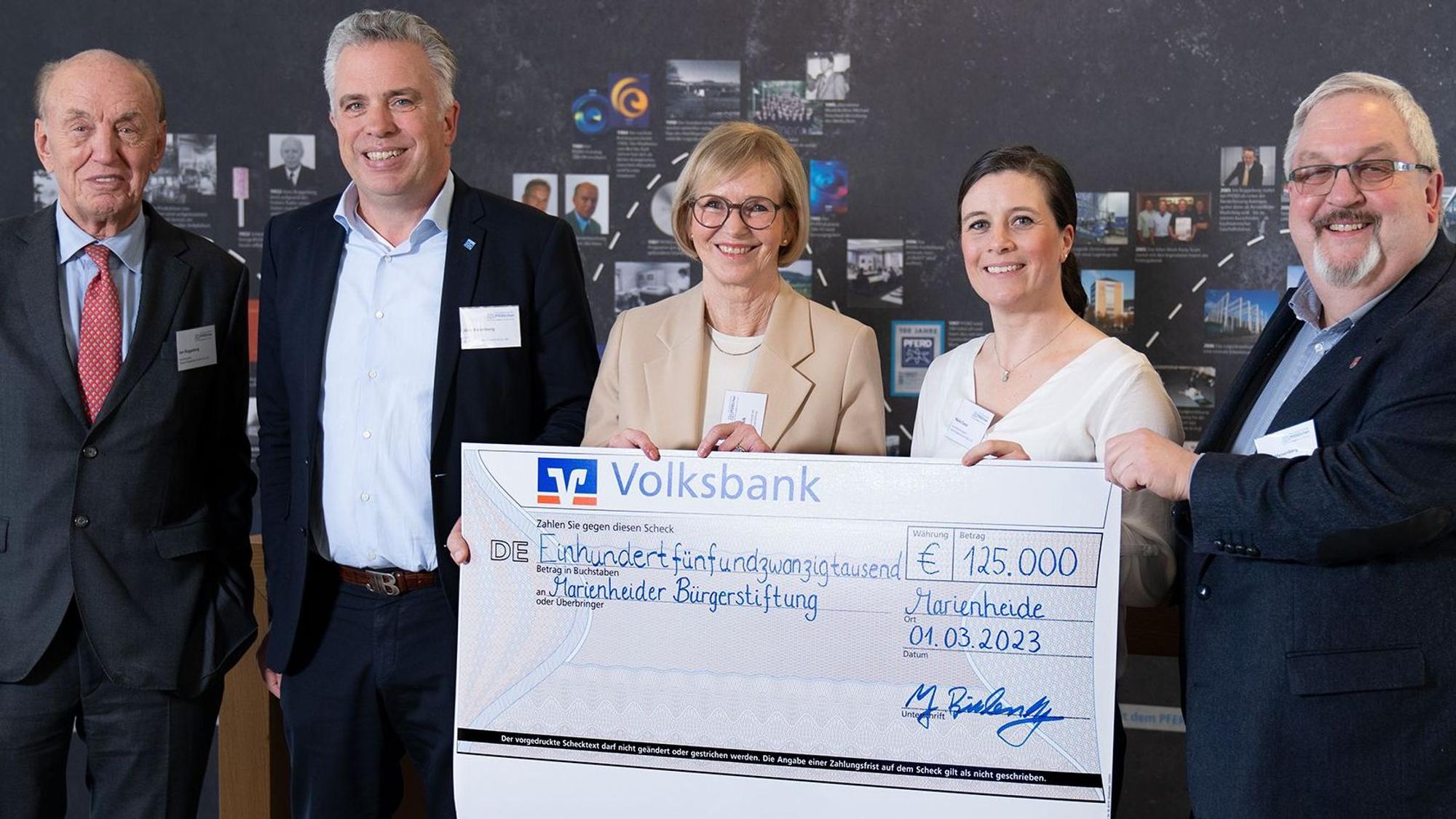 Spender und Empfänger: Jan Rüggeberg, Jörn Bielenberg vom Unternehmen Rüggeberg und Dorothea Volk, Maike Daase und Stefan Meisenberg.