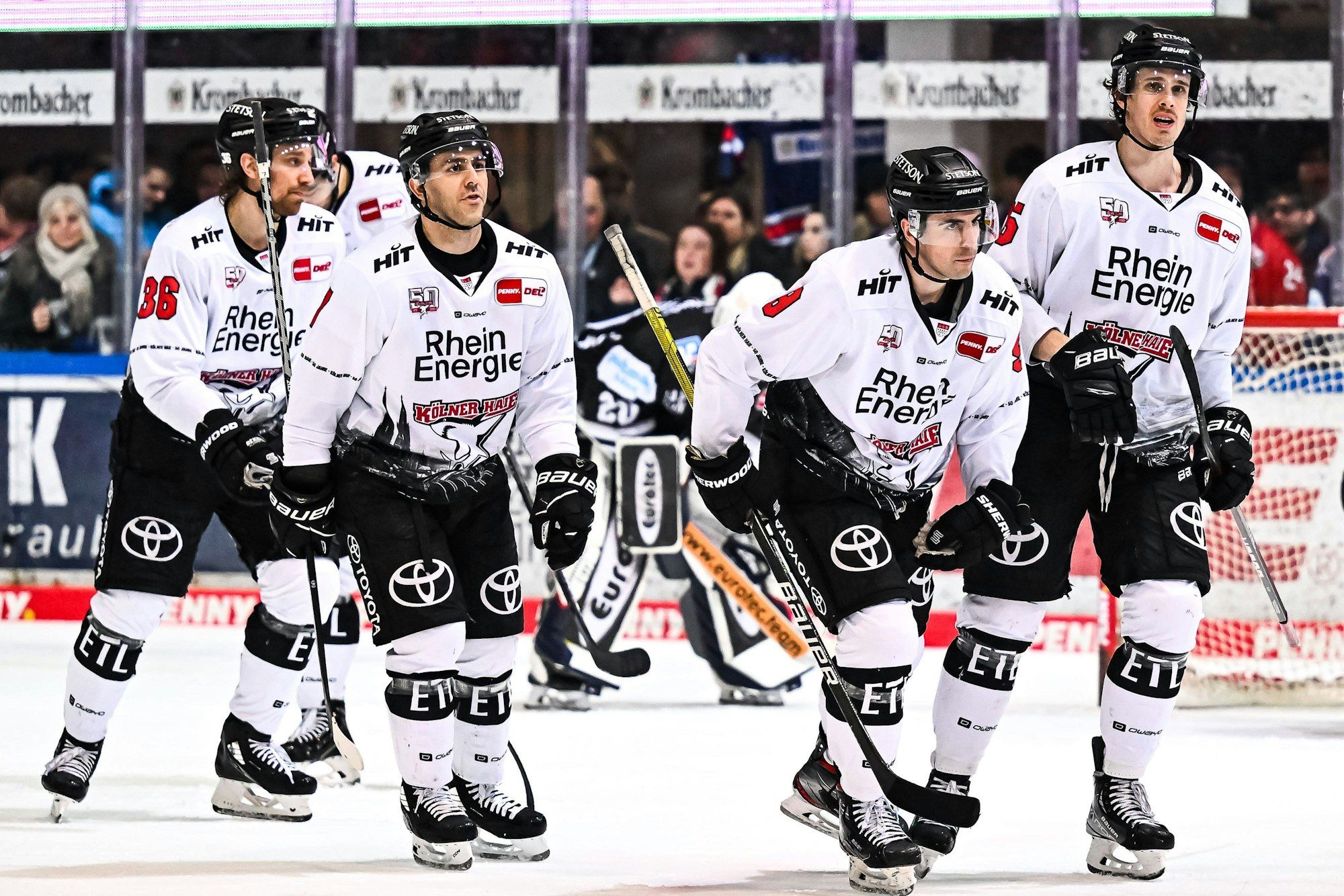 Torjubel, Jubel, Freude Maximilian Kammerer Kölner Haie, 9 Andreas Thuresson Kölner Haie, 36 Luis-Marc Aubry Kölner Haie, 15, Iserlohn Roosters vs. Kölner Haie, Penny-DEL, 24.02.2023, Iserlohn Roosters vs. Kölner Haie, Penny-DEL, 24.02.2023, Foto: Jonas Brockmann/ Eibner Pressefoto Iserlohn *** Goal celebrations, cheers, joy Maximilian Kammerer Kölner Haie, 9 Andreas Thuresson Kölner Haie, 36 Luis Marc Aubry Kölner Haie, 15 , Iserlohn Roosters vs Kölner Haie, Penny DEL, 24 02 2023, Iserlohn Roosters vs Kölner Haie, Penny DEL, 24 02 2023, Photo Jonas Brockmann Eibner Pressefoto Iserlohn Copyright: xJonasxBrockmann/xEibner-Pressefox EP_JBN