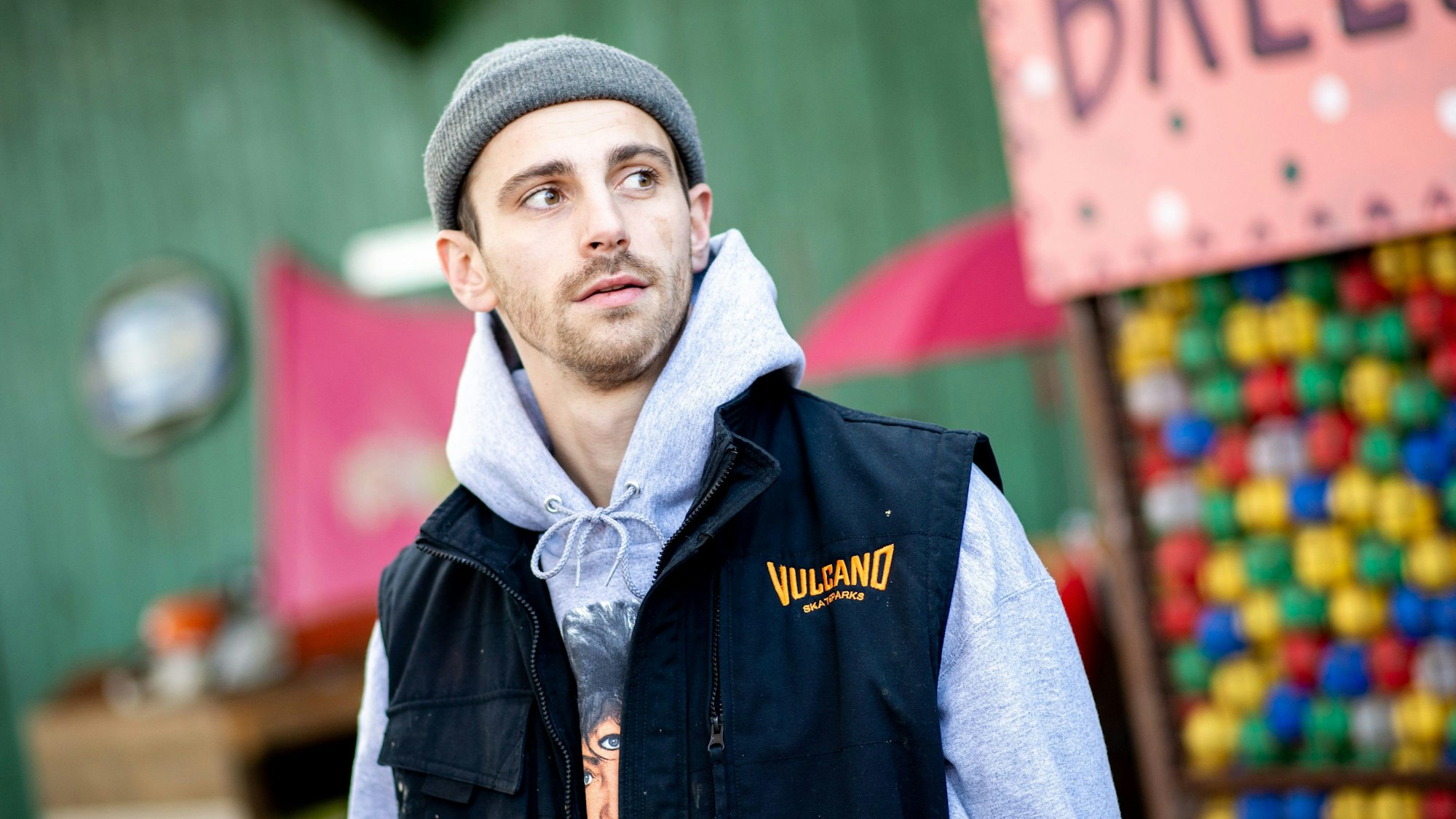 Infuencer Fynn Kliemann steht auf seinem ehemaligen Hof „Kliemannsland“ in Rüspel im niedersächsischen Landkreis Rotenburg.