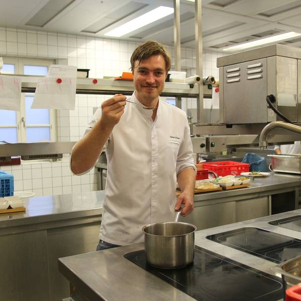 Das Foto zeigt Torben Schuster in der Küche des Restaurants Gut Lärchenhof in Pulheim.