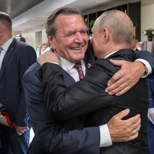 14.06.2018, Russland, Moskau: Gerhard Schröder (SPD, l), ehemaliger Bundeskanzler, umarmt Wladimir Putin, Präsident von Russland, nach dem WM-Eröffnungsspiel Russland gegen Saudi-Arabien.