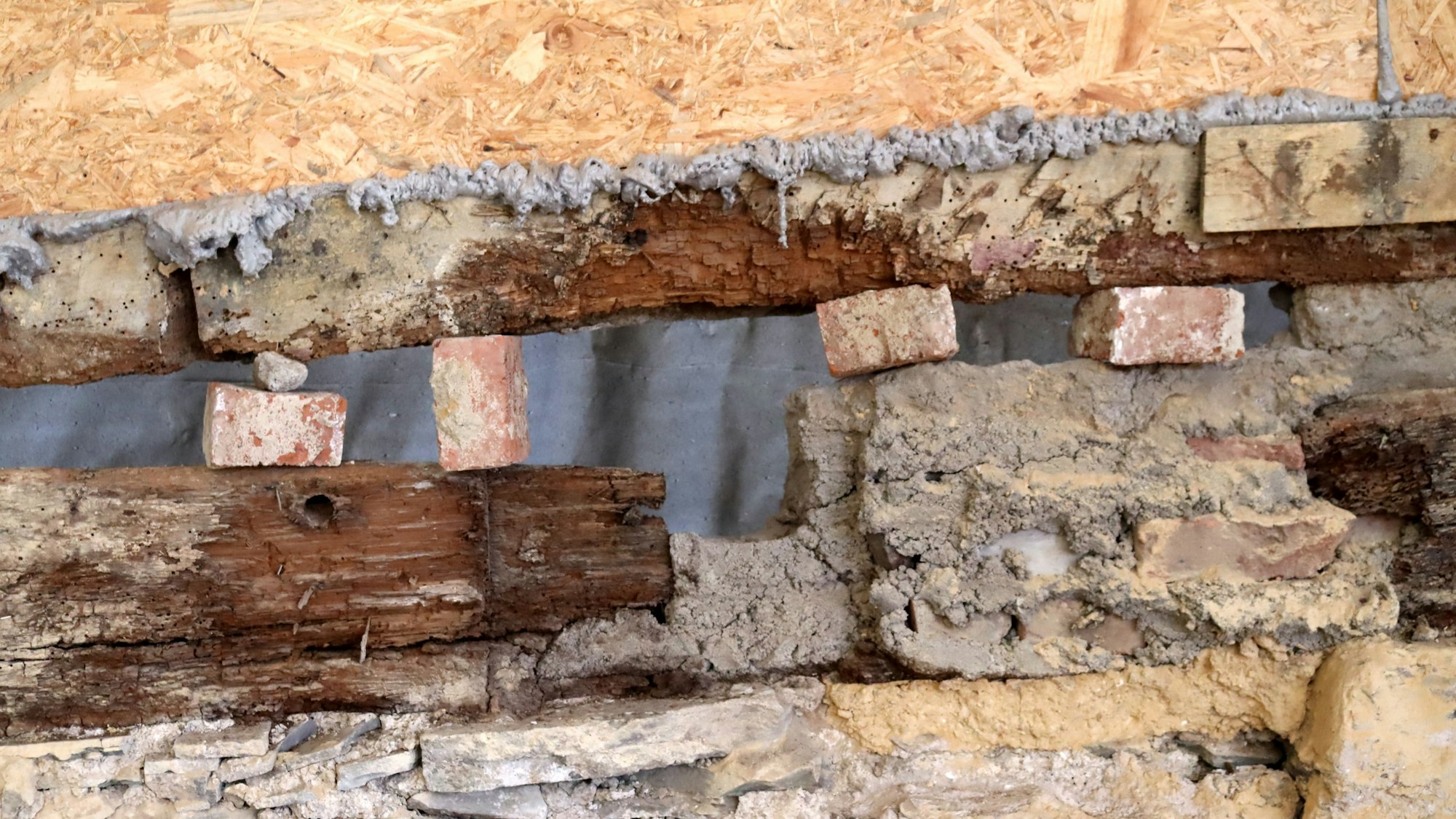 Wer kennt sie nicht, die tragenden Ziegelsteine? Der Gebäudekomplex muss umfangreich saniert werden.