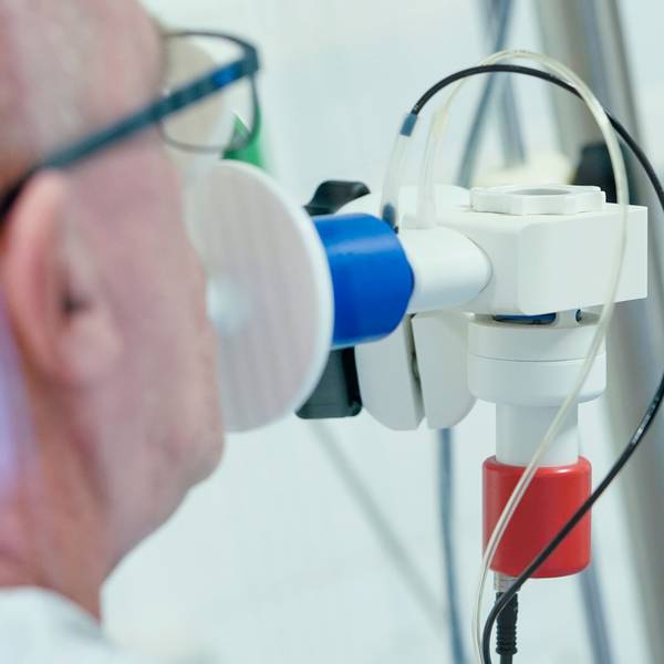 Ein von einer Corona-Erkrankung genesener Patient bekommt in einer Lungentest-Kabine in einer Rehaklinik die Lungenfunktion gemessen. Long-Covid-Patienten leiden oftmals unter Atemnot, krankhafter Erschöpfung, Konzentrations-, Wortfindungs- und Gedächtnisstörungen. (Archiv-Bild)