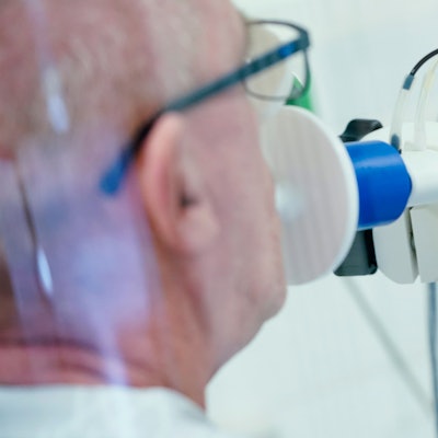 Ein von einer Corona-Erkrankung genesener Patient bekommt in einer Lungentest-Kabine in einer Rehaklinik die Lungenfunktion gemessen. Long-Covid-Patienten leiden oftmals unter Atemnot, krankhafter Erschöpfung, Konzentrations-, Wortfindungs- und Gedächtnisstörungen. (Archiv-Bild)