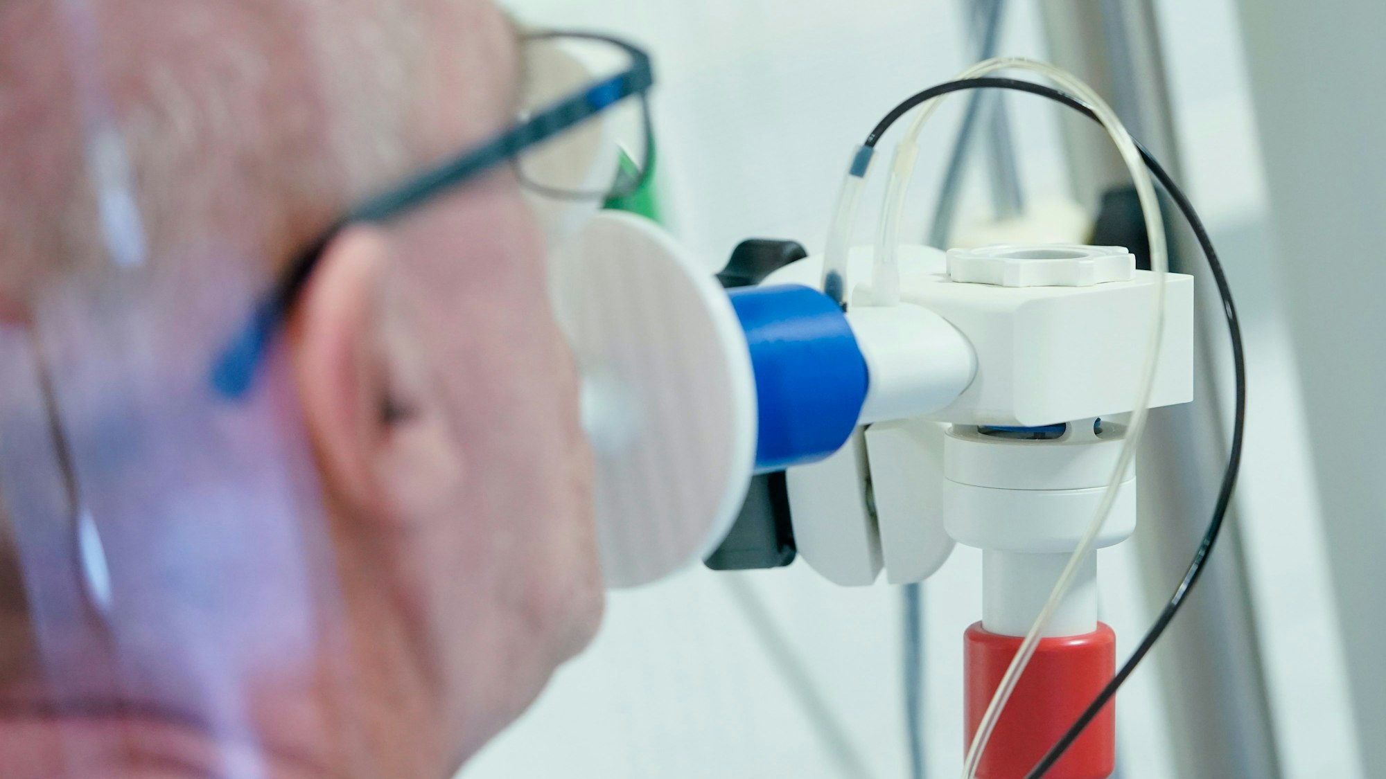 Ein von einer Corona-Erkrankung genesener Patient bekommt in einer Lungentest-Kabine in einer Rehaklinik die Lungenfunktion gemessen. Long-Covid-Patienten leiden oftmals unter Atemnot, krankhafter Erschöpfung, Konzentrations-, Wortfindungs- und Gedächtnisstörungen. (Archiv-Bild)