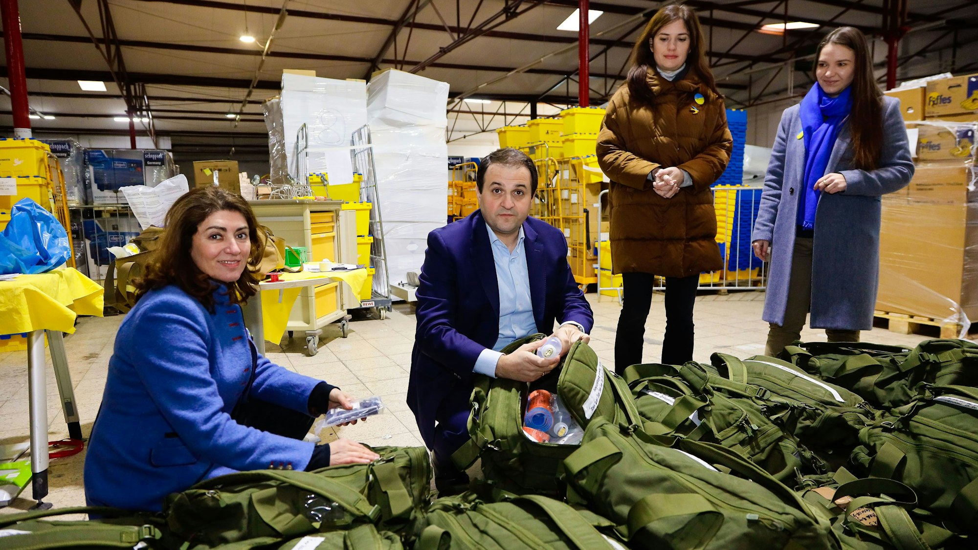 Das Foto zeigt Linda Mai, Iryna Shum, Nathanael Liminski und Julia Chewstin im Spendenlager des Vereins Blau-Gelbes in Köln.