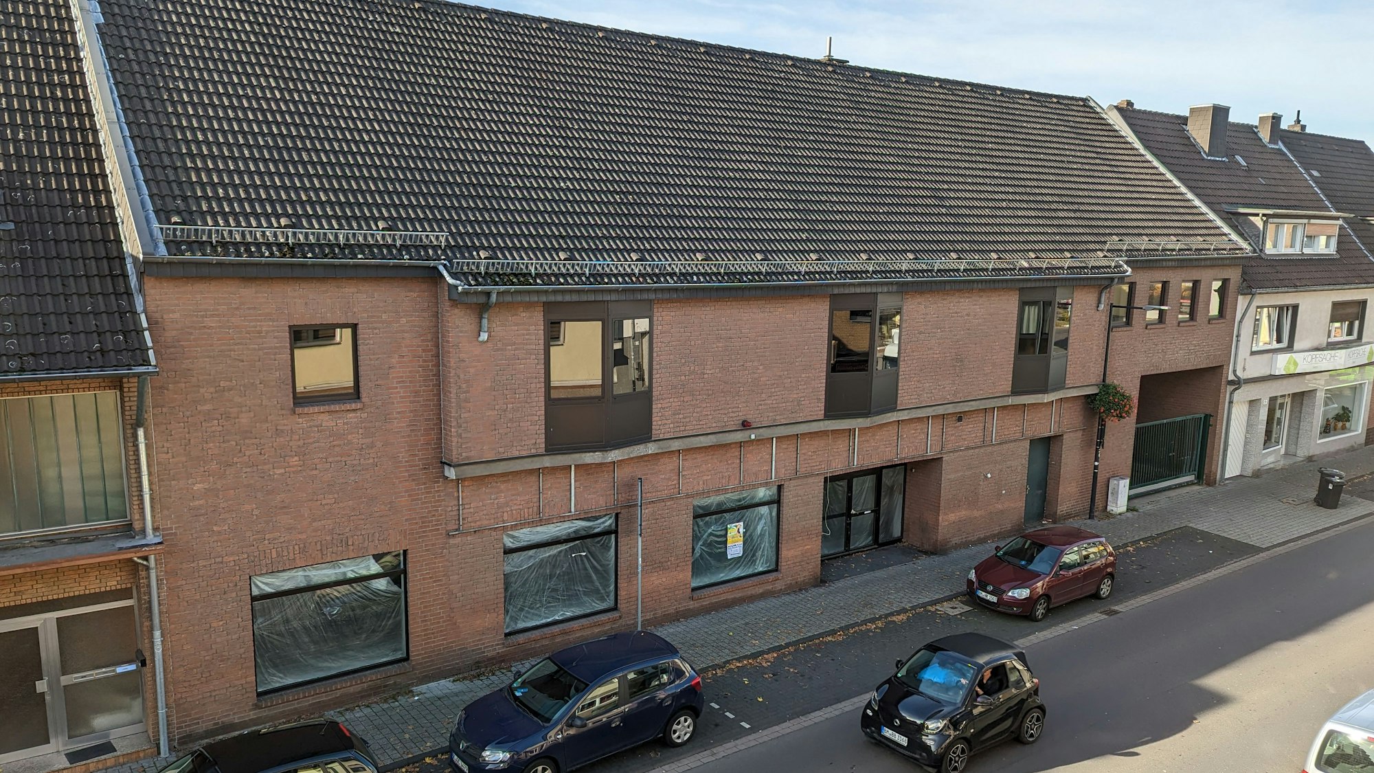 Das Foto zeigt das leerstehende Haus an der Bachstraße aus der Vogelperspektive.