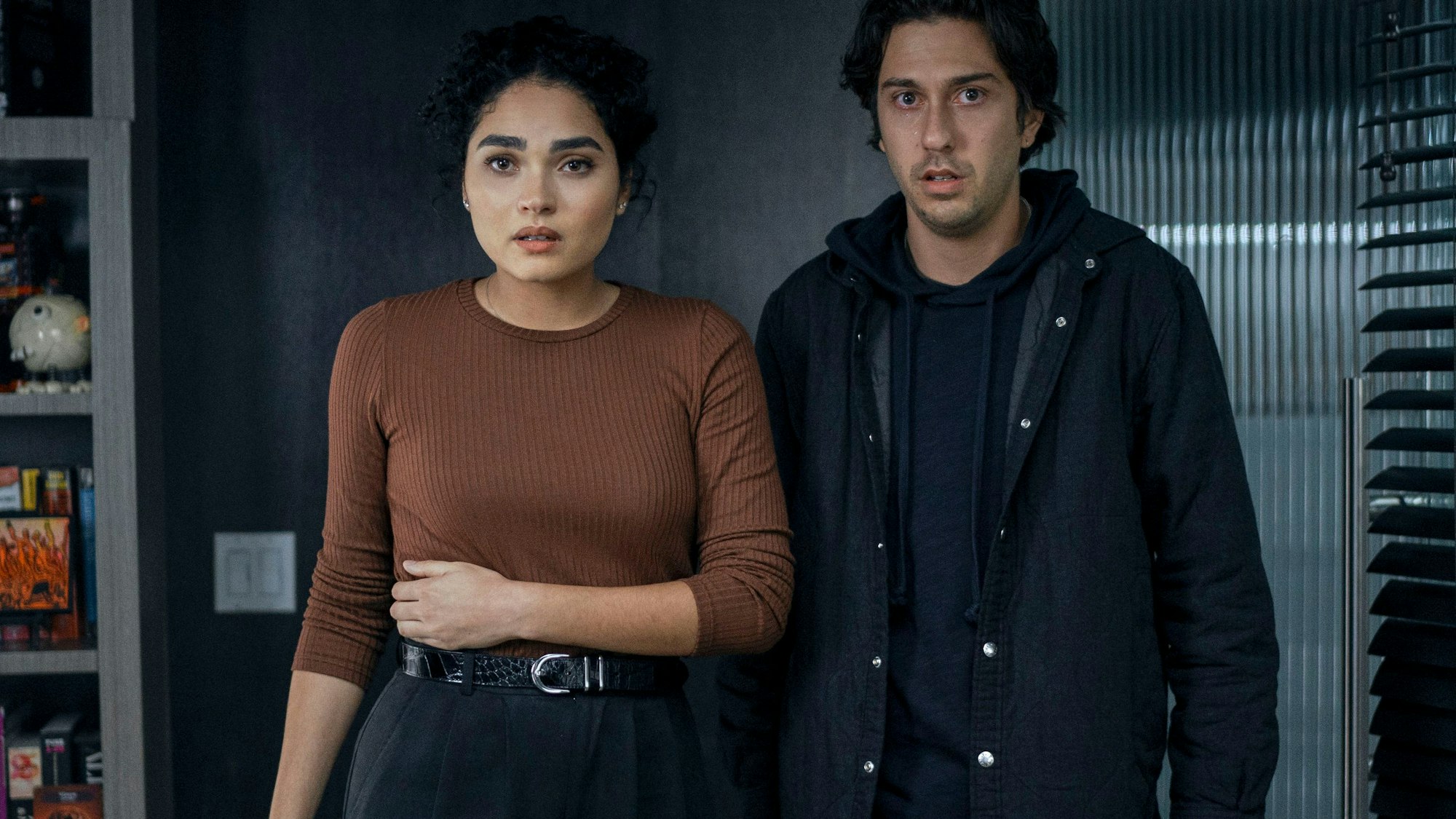 Craig (Nat Wolff) und Elaine (Brittany O'Grady) schauen entsetzt.