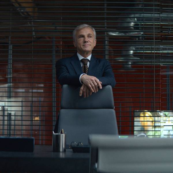 Christoph Waltz als Regus Patoff in einem Büro
