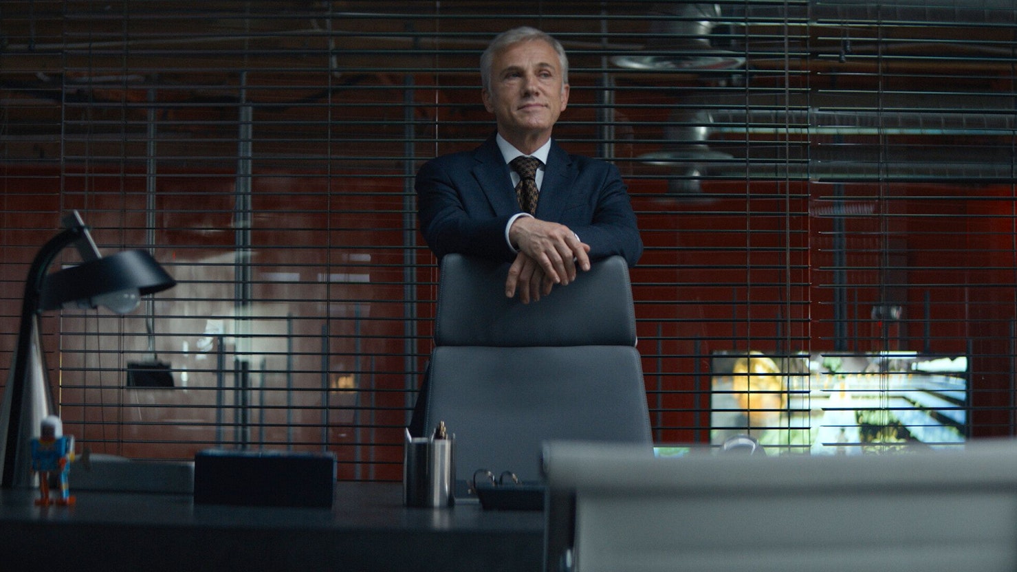 Christoph Waltz als Regus Patoff in einem Büro