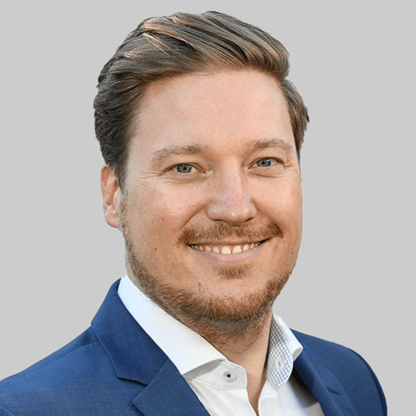 Die Leverkusener Mannschaft jubelt vor der Nordkurve