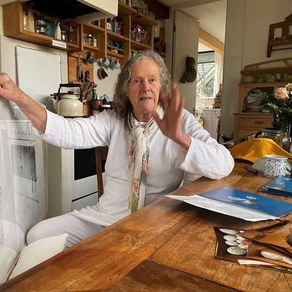 Mary Bauermeister sitzt an einem Tisch in ihrem Atelier.