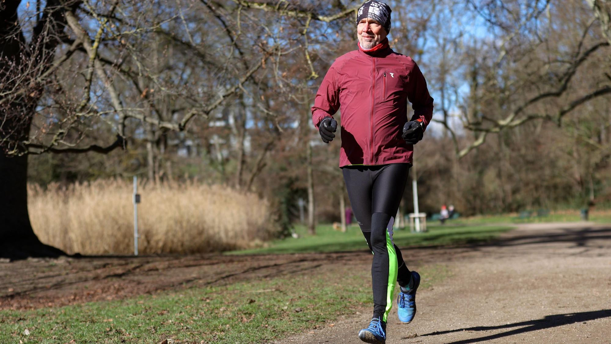 Christoph Falkenroth joggt durch den Klettenbergpark.