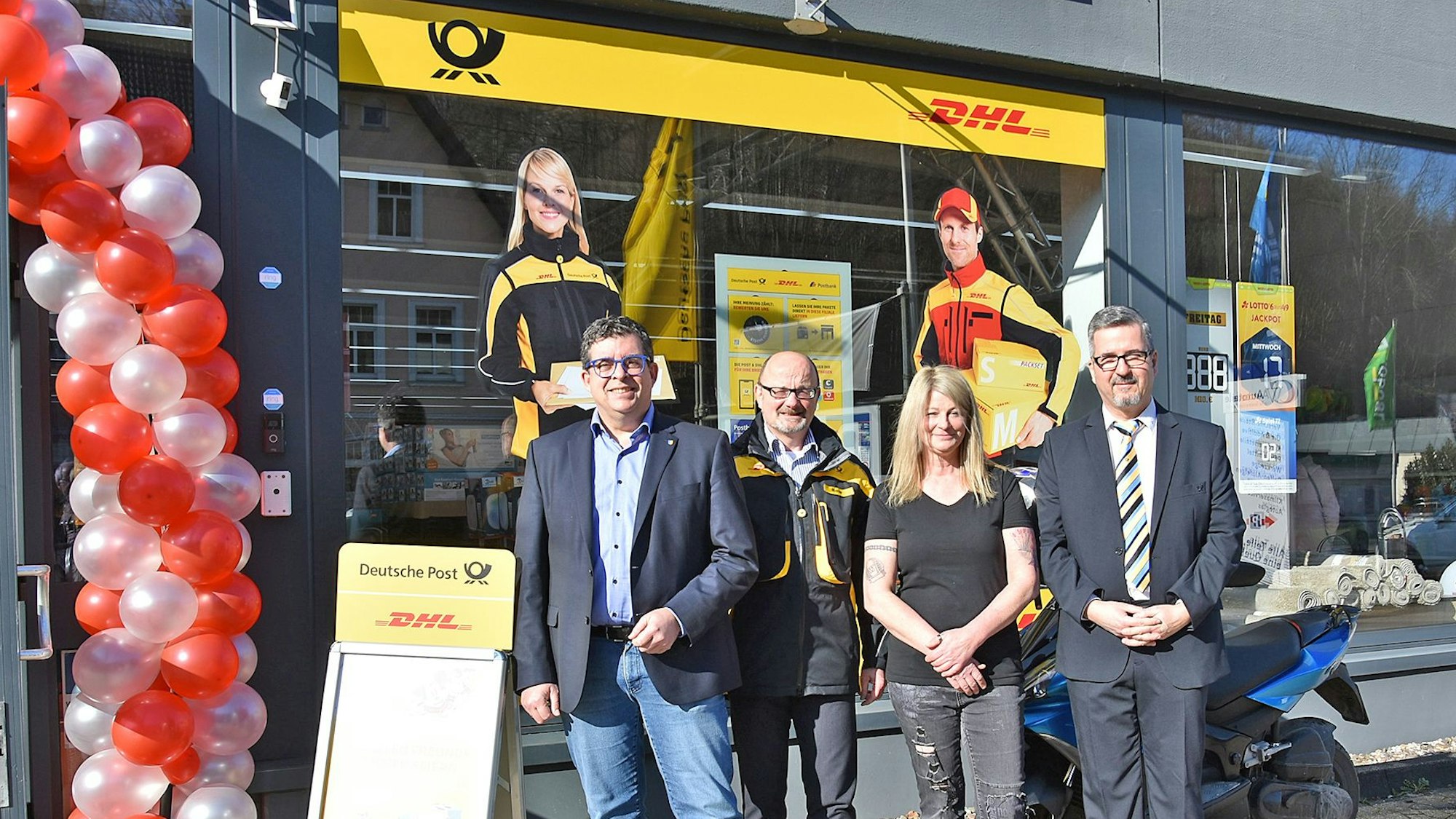 Blick auf die neue Post-Filiale in Niederseßmar mit offiziellen Gästen.