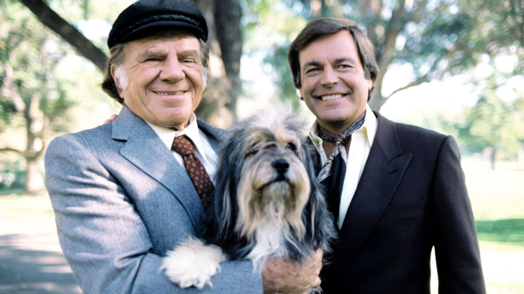 Lionel Stander alias Butler Max mit Friedwart auf dem Arm. Neben ihm Robert Wagner, der in Stander eine Art Vaterfigur sah.