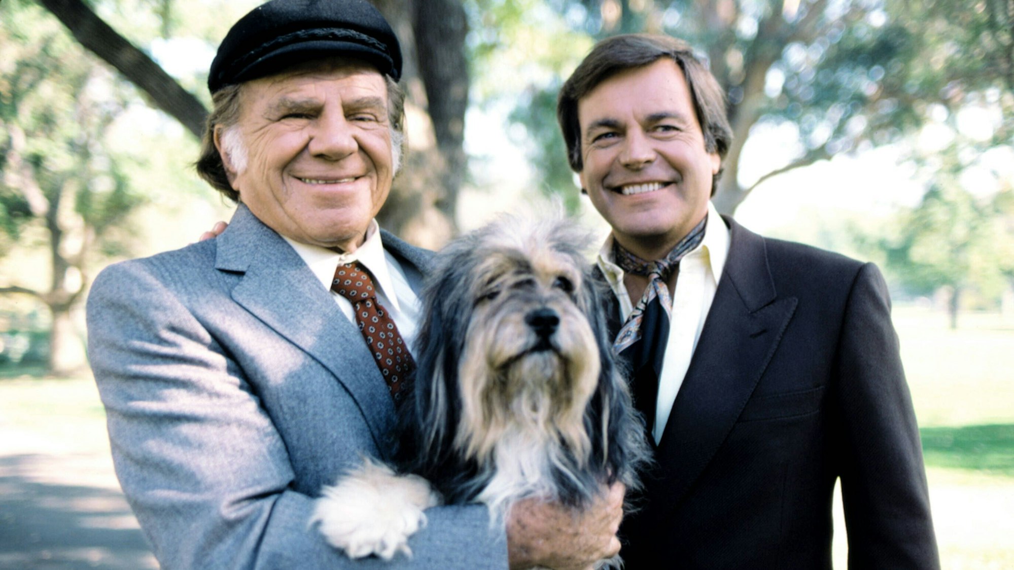 Lionel Stander alias Butler Max mit Friedwart auf dem Arm. Neben ihm Robert Wagner, der in Stander eine Art Vaterfigur sah.