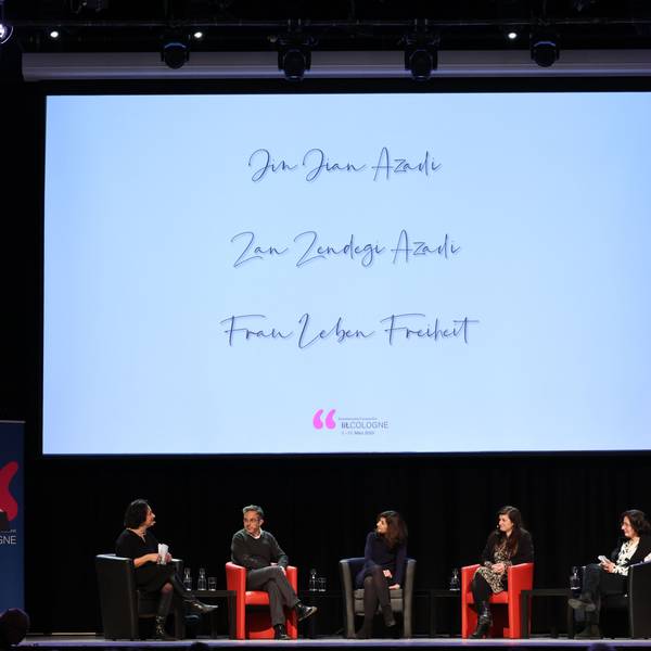 Auftaktveranstaltung der lit.Cologne mit Ferdos Forudastan (v.l.), Navid Kermani, Asal Dardan, Azadeh Zamirirad und Isabel Schayani